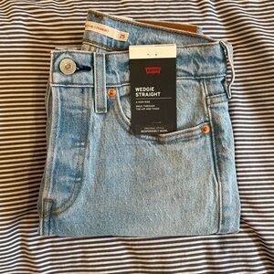 NWT, Levi’s wedgie straight Jean, size 25